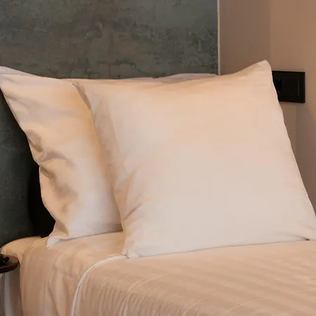 Midtown Hotel Triple Room-3